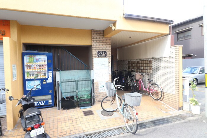 物件外観写真6　(エントランス部分)