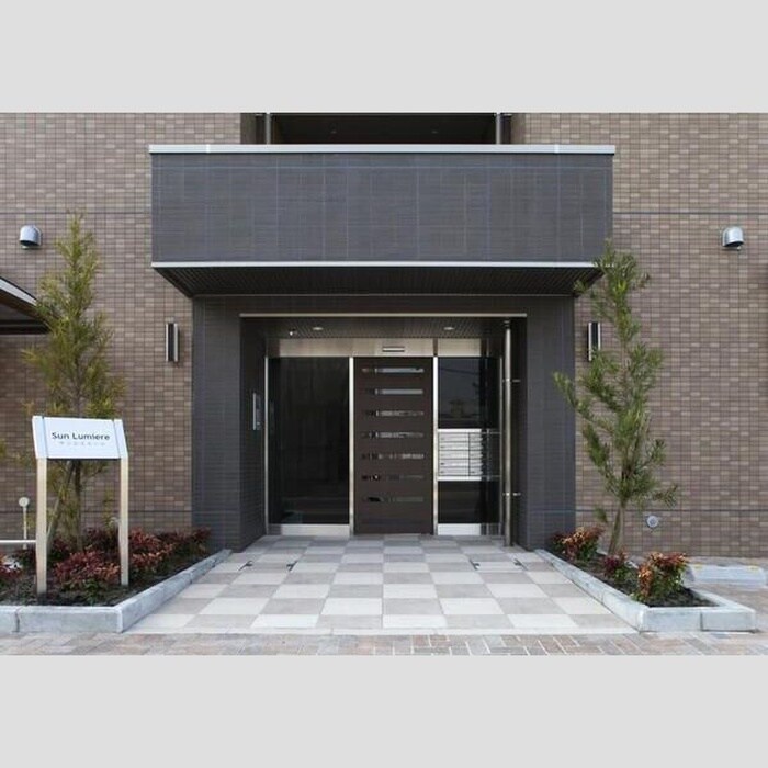 物件外観写真2　(エントランス部分)