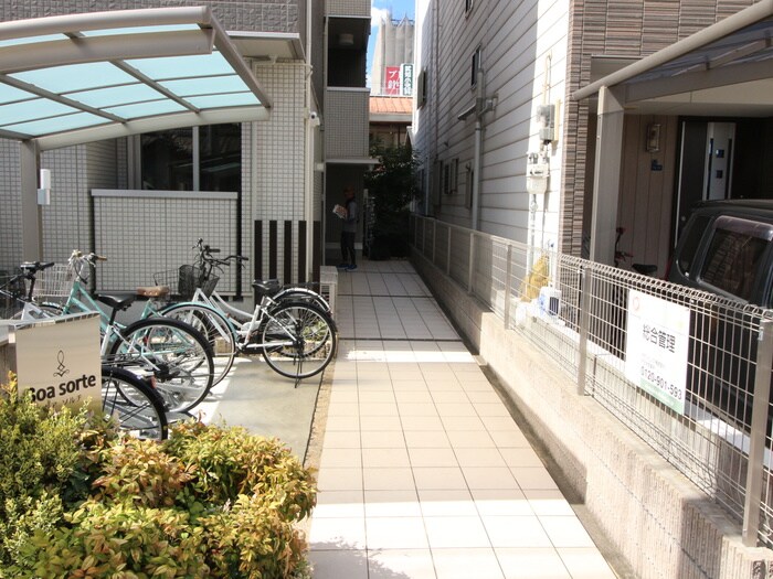 物件外観写真2　(エントランス部分)