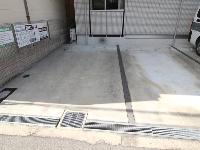 物件外観写真5　(駐車場)