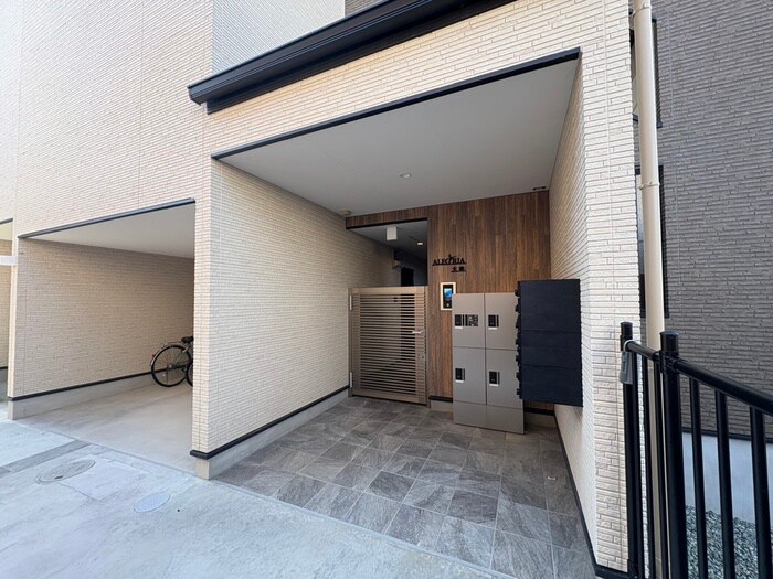 物件外観写真3　(エントランス部分)