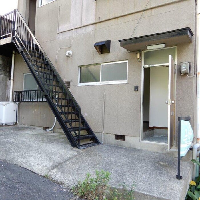 物件外観写真2　(エントランス部分)