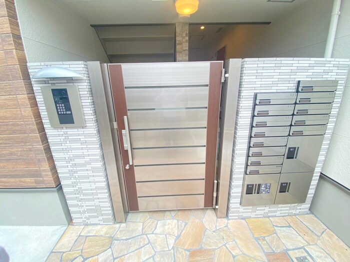 物件外観写真4　(エントランス部分)