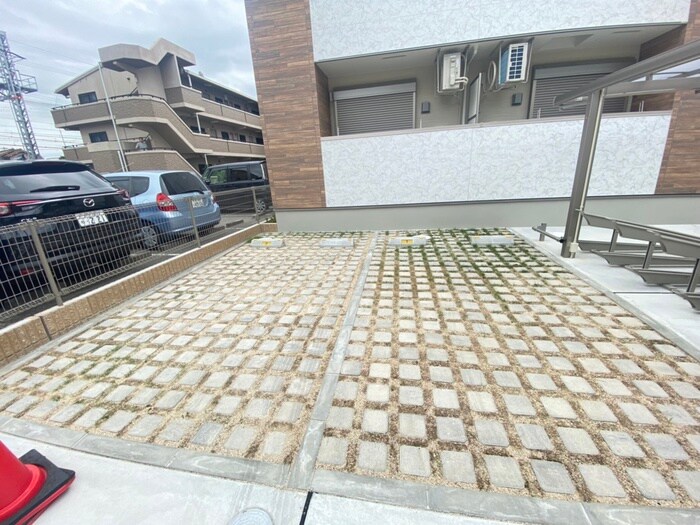 物件外観写真6　(駐車場)