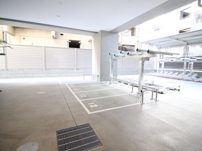 物件外観写真5　(バイク置き場)