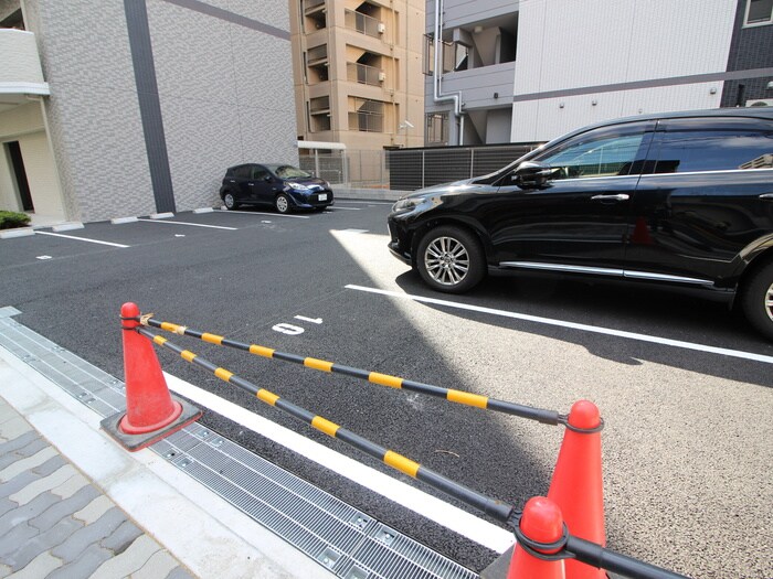 物件外観写真6　(駐車場)