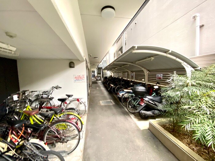 物件外観写真5　(バイク置き場)