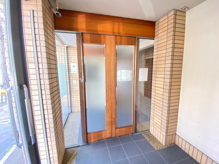 物件外観写真2　(エントランス部分)
