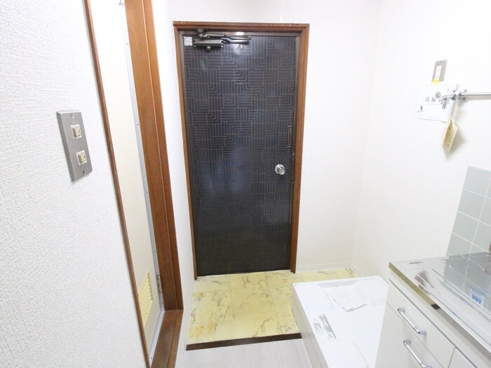 物件内観写真14　(玄関)