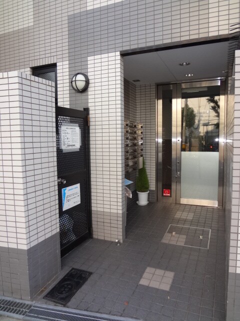 物件外観写真3　(エントランス部分)