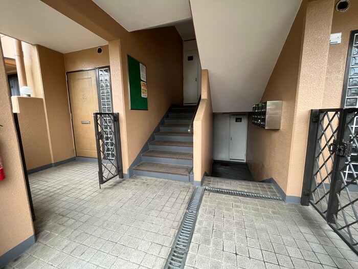 物件外観写真4　(エントランス部分)