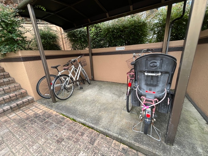 物件外観写真5　(駐輪場)