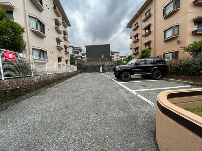物件外観写真6　(駐車場)