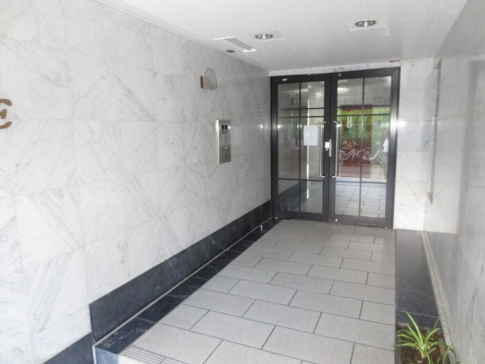 物件外観写真2　(エントランス部分)