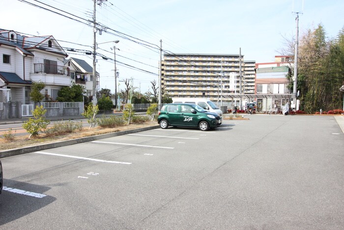 物件外観写真4　(駐車場)