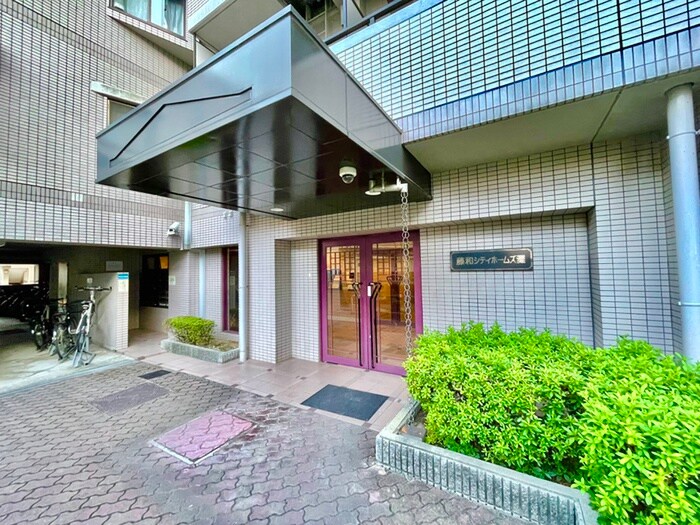 物件外観写真2　(エントランス部分)