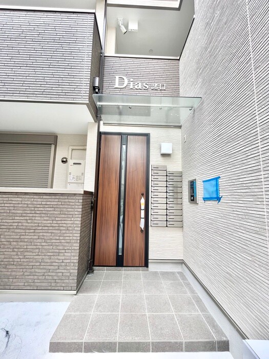 物件外観写真2　(エントランス部分)