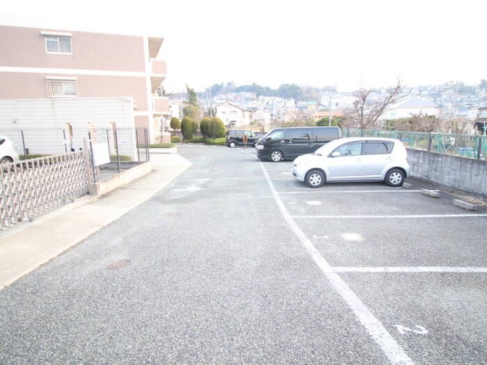 物件外観写真4　(駐車場)