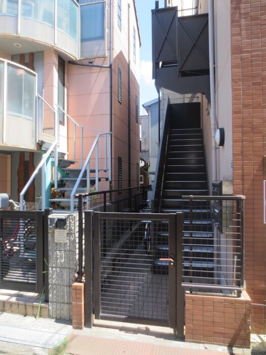 物件外観写真2　(エントランス部分)