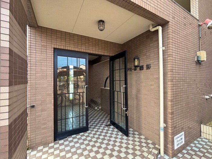 物件外観写真2　(エントランス部分)