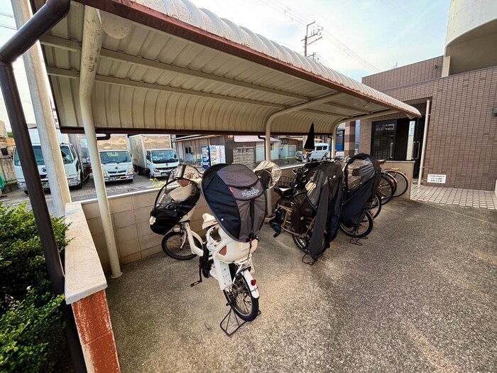 物件外観写真3　(駐輪場)