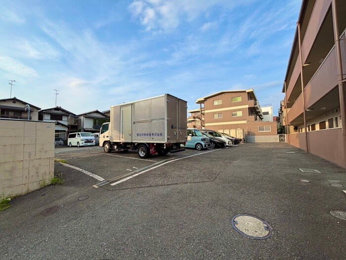 物件外観写真4　(駐車場)