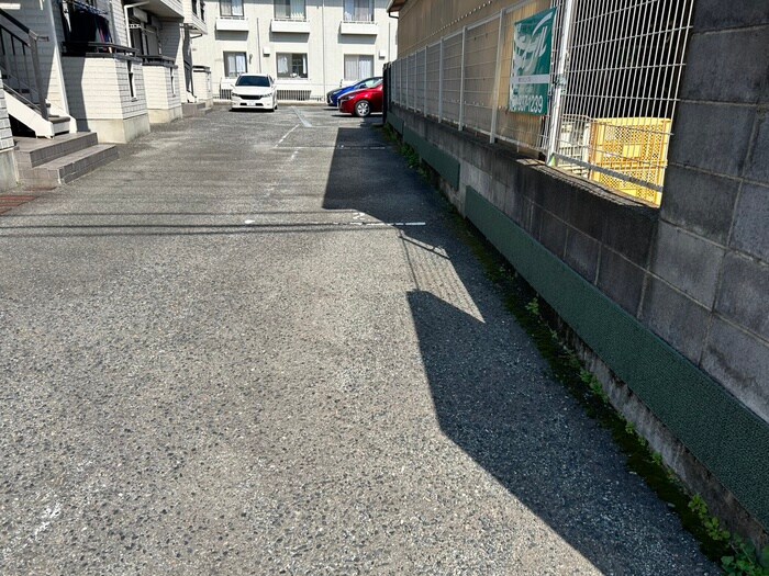 物件外観写真5　(駐車場)
