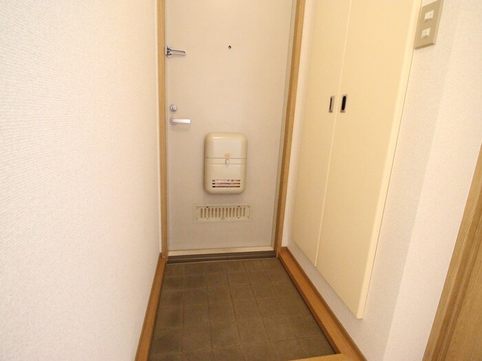 物件内観写真16　(玄関)