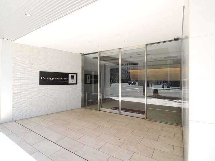 物件外観写真2　(エントランス部分)