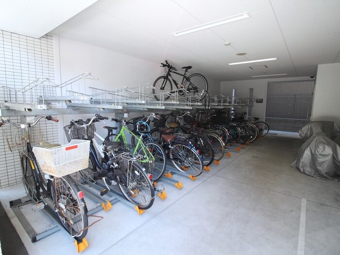 物件外観写真4　(駐輪場)