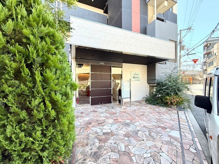 物件外観写真2　(エントランス部分)