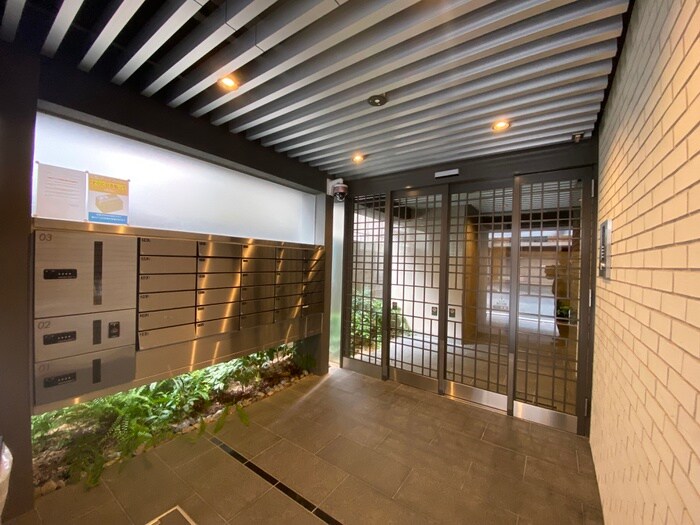 物件外観写真3　(エントランス部分)