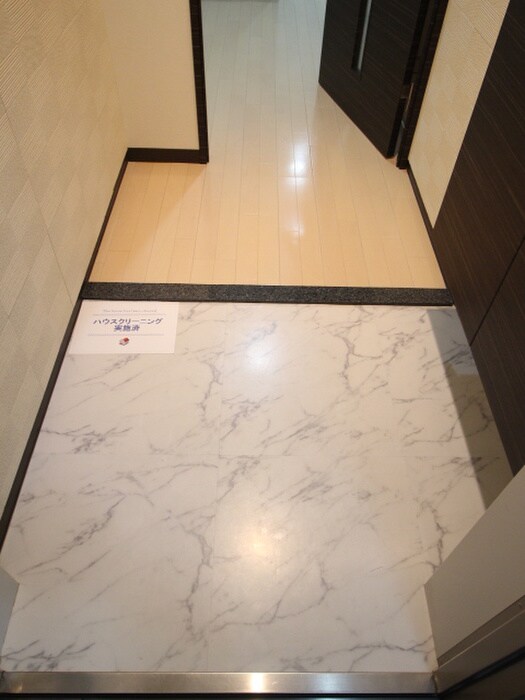 物件内観写真4　(玄関)