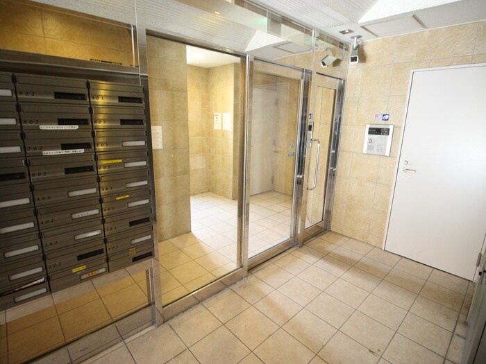 物件外観写真3　(エントランス部分)