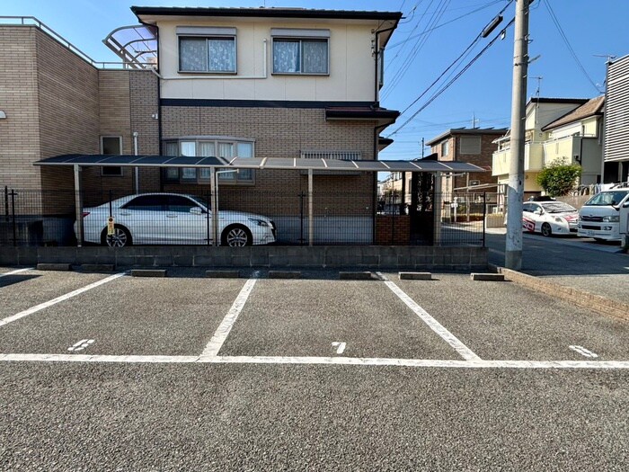 物件外観写真6　(駐車場)