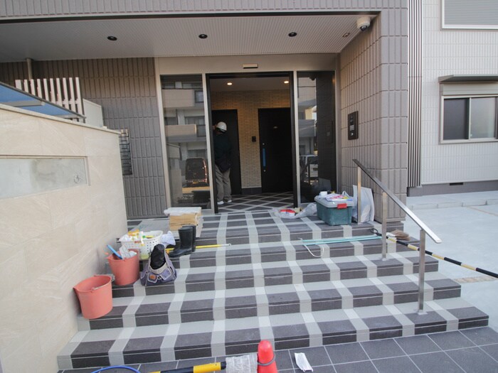 物件外観写真4　(エントランス部分)