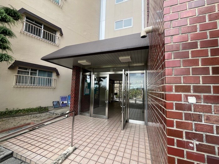 物件外観写真2　(エントランス部分)