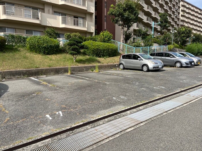 物件外観写真4　(駐車場)