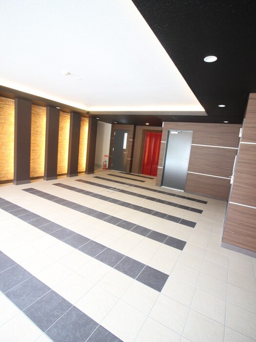 物件外観写真4　(エントランス部分)