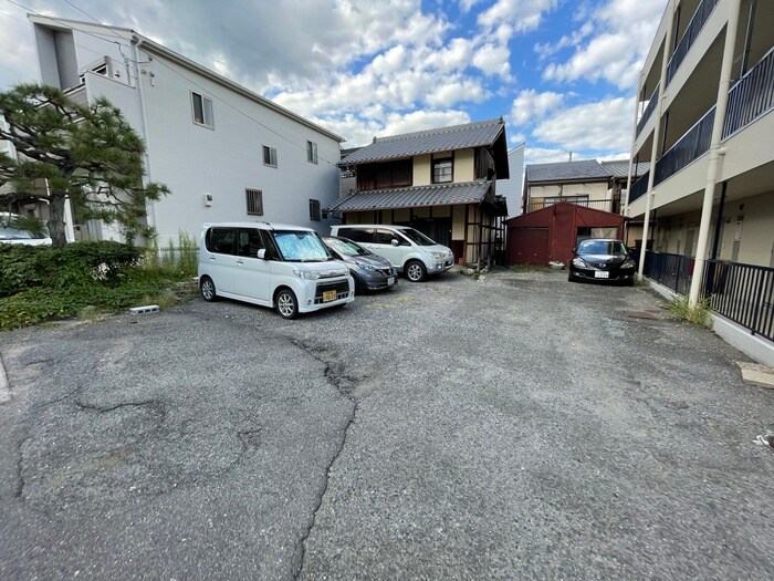 物件外観写真5　(駐車場)