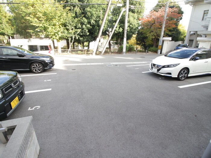 物件外観写真4　(駐車場)