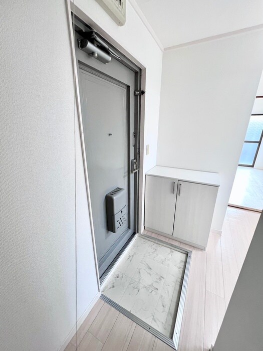 物件内観写真16　(玄関)