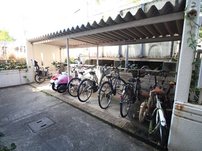 物件外観写真3　(駐輪場)