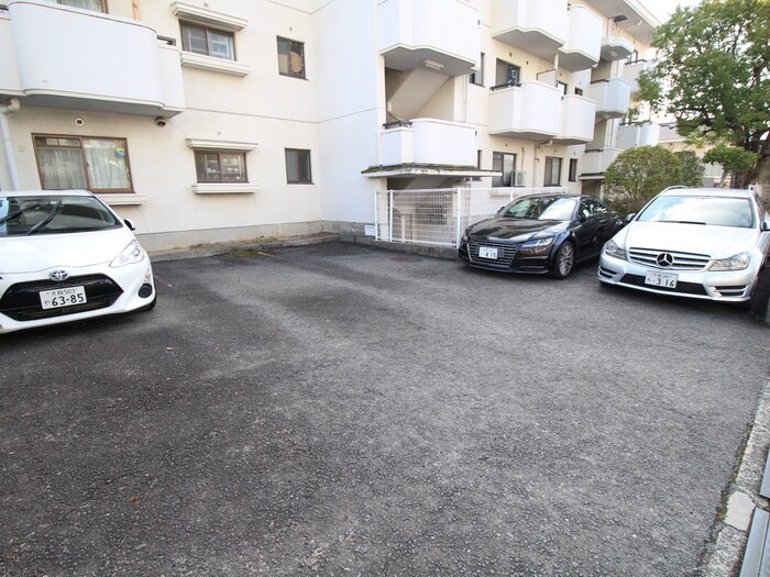 物件外観写真4　(駐車場)