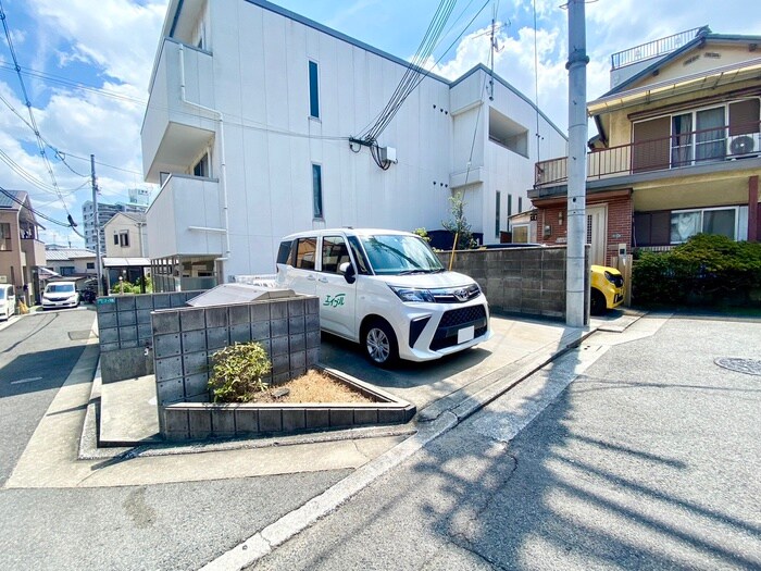 物件外観写真2　(駐車場)