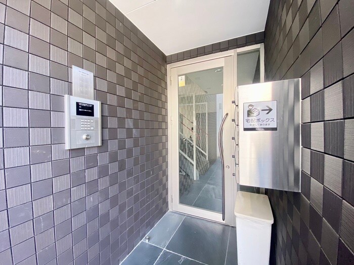 物件外観写真4　(エントランス部分)