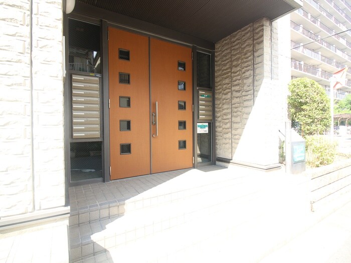 物件外観写真2　(エントランス部分)