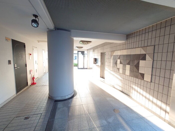 物件外観写真4　(エントランス部分)