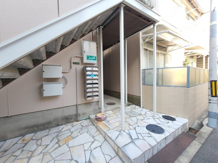 物件外観写真3　(エントランス部分)
