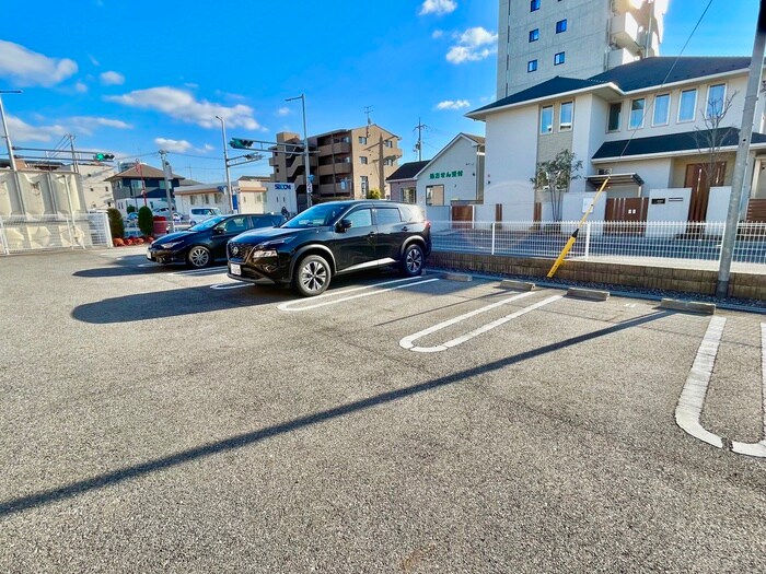物件外観写真3　(駐車場)